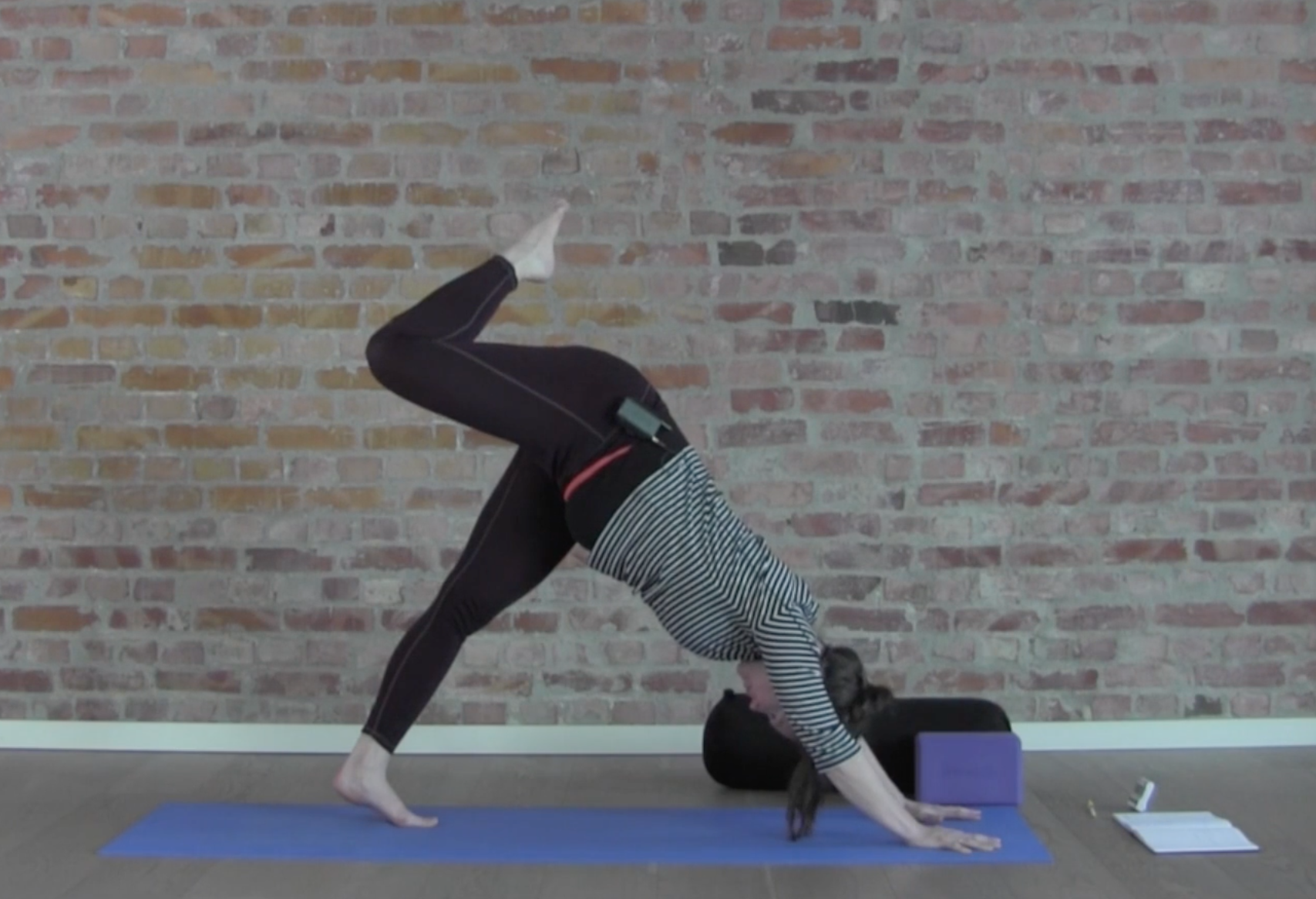 YOGAFLOW FOR UNDERKROPPEN, 2. TRIMESTER