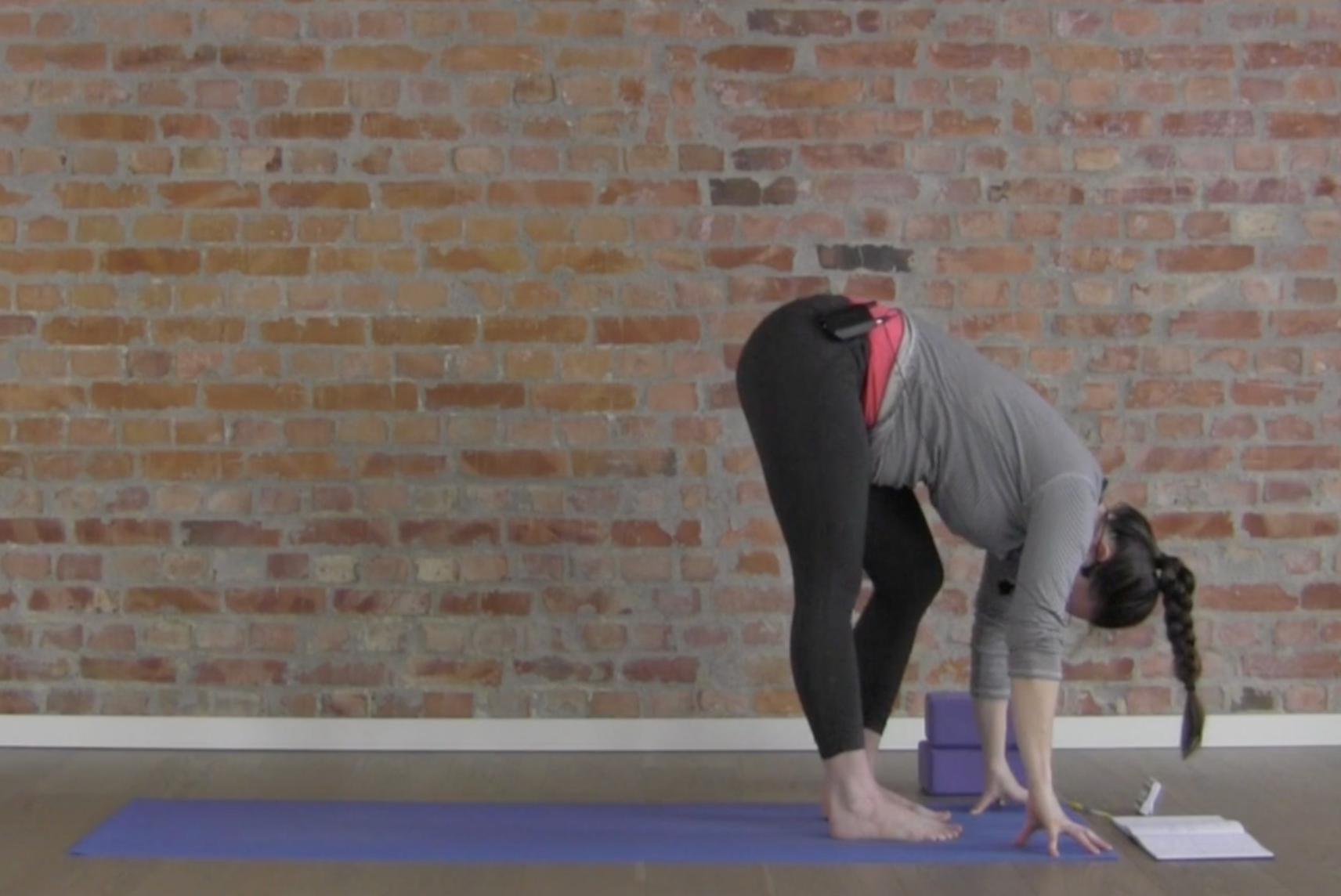 YOGAFLOW FOR UNDERKROPPEN, 1. TRIMESTER