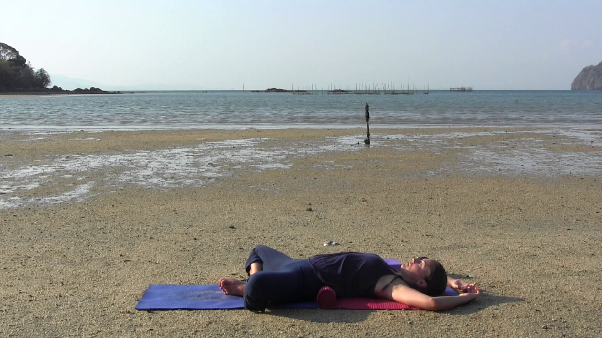 YOGA I STILLHET HOFTE, RYGG